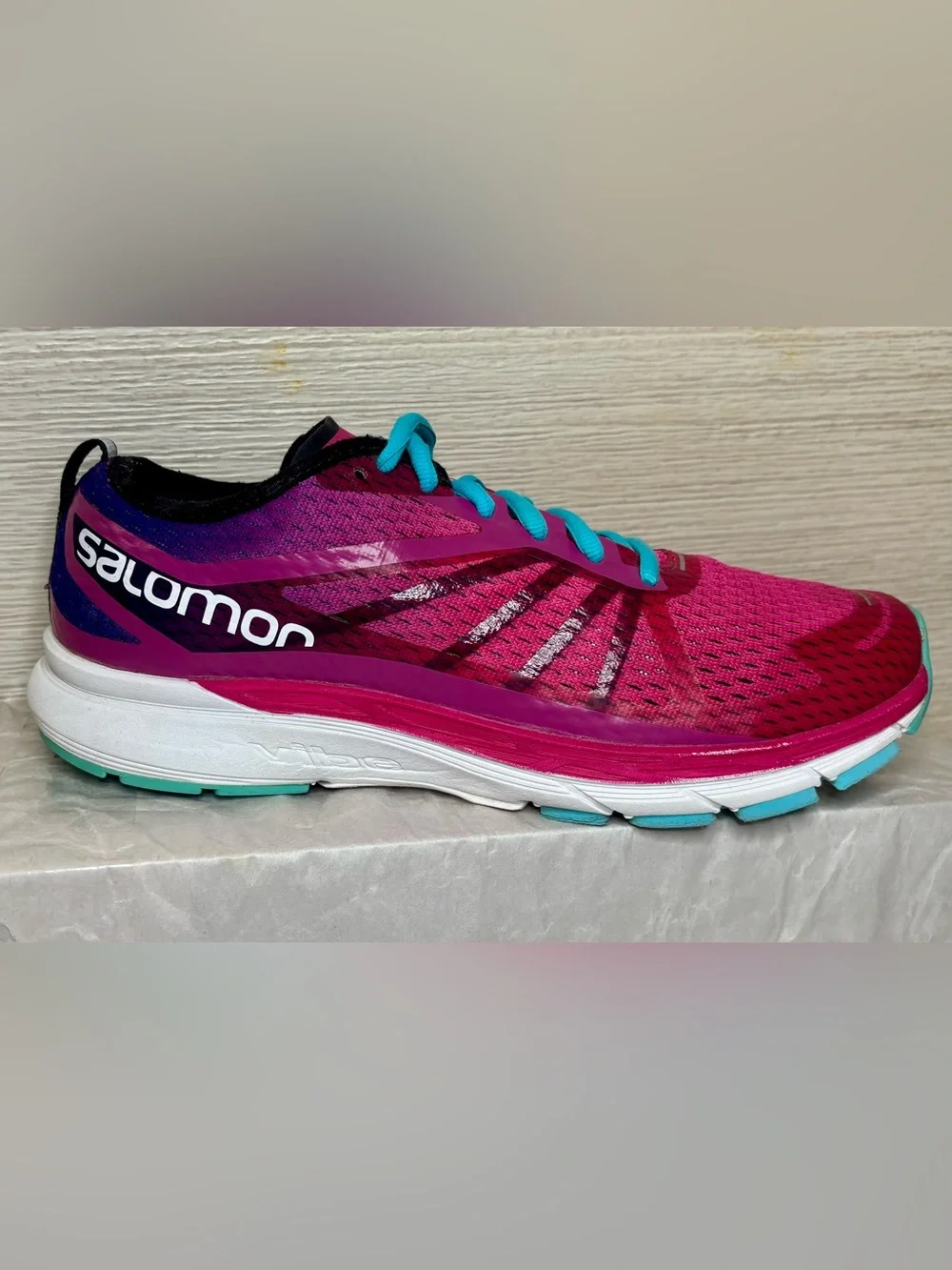 Salomon Women's Running Avenue Athletic Shoes with Turquoise Laces Size 8.5